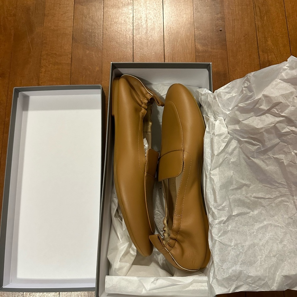 Everlane Caramel Colored Day Loafers. Size 9.